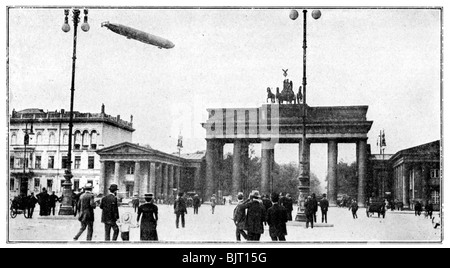 Dirigibile Zeppelin passando sopra la Porta di Brandeburgo, Berlino, la prima guerra mondiale, 1914. Artista: sconosciuto Foto Stock