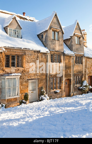 In inverno la neve su Cotswold case di pietra nella High Street, Chipping Campden, Gloucestershire Foto Stock