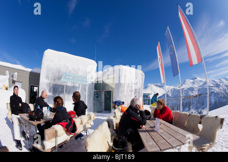 Gli sciatori godendo bevande al bar di ghiaccio Lech vicino a St San Anton am Arlberg in inverno la neve Alpi austriache Austria Europa Foto Stock