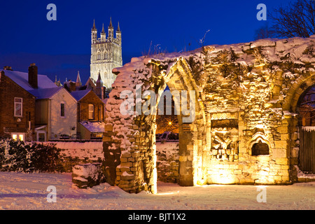 Crepuscolo cadere sulla neve invernale presso le rovine di St Oswalds Priory vicino alla cattedrale di Gloucester Foto Stock