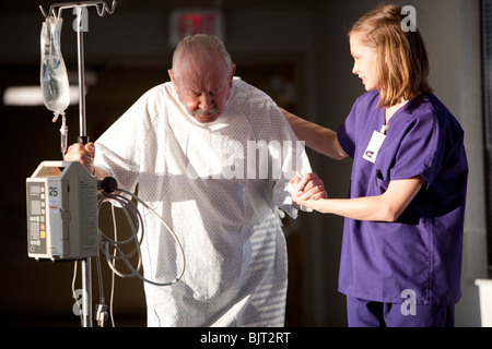 Stati Uniti d'America, Utah, Provo, infermiera femminile aiutando senior uomo in ospedale Foto Stock