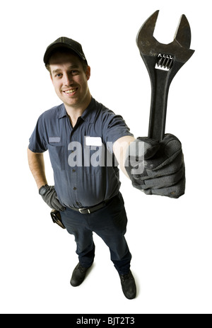 Repairman tenere una chiave Foto Stock