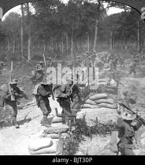 Prima linea Gurkhas storming e catturare una trincea tedesca, la guerra mondiale I, 1914-1918.Artista: Crown Foto Stock