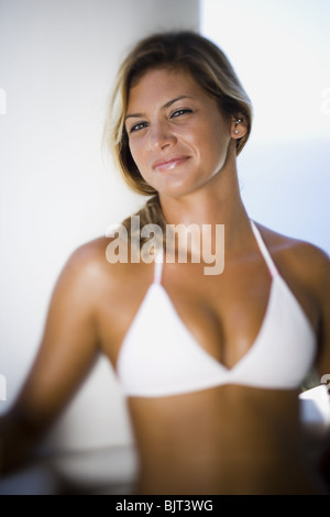 Donna sul balcone con vista sul mare Foto Stock