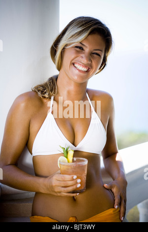 Donna sul balcone con vista sul mare Foto Stock