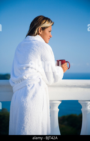 Donna in housecoat relax all'aperto Foto Stock