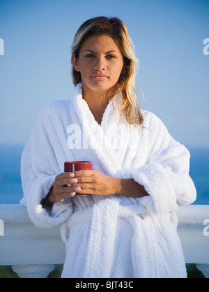 Donna in housecoat relax all'aperto Foto Stock