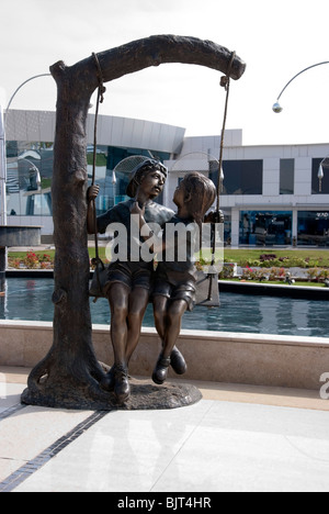 Bronze Boy & Girl giocando su un altalena Soho Square Sharks Bay Sharm el Sheikh Egitto Foto Stock