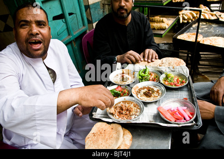 La prima colazione tradizionale in Egitto sono costituiti da Fuul Medames ( Fava ) e verdure. Foto Stock