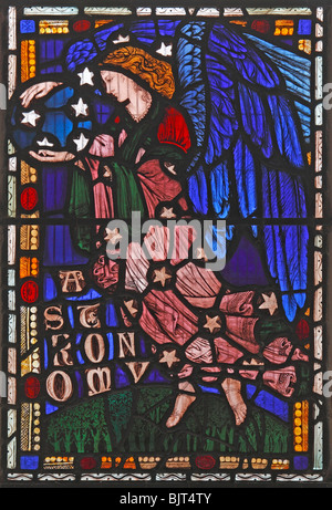 Una delle vetrate colorate che rappresentano l'Astronomia da R. O. Pearson, Chiesa di Santa Maria, South Walsham, Norfolk Foto Stock