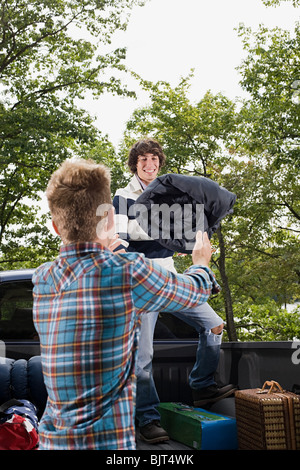 Amici con attrezzature per il campeggio Foto Stock