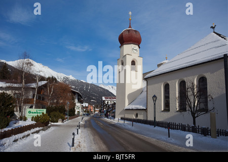 Il centro città e la chiesa in inverno la neve St San Anton am Arlberg Alto Adige alpi austriache Austria Europa Foto Stock
