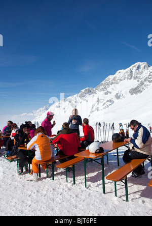 Ulmer Hutte Ristorante di montagna in St San Anton am Arlberg in inverno la neve Alpi austriache Austria Europa Foto Stock