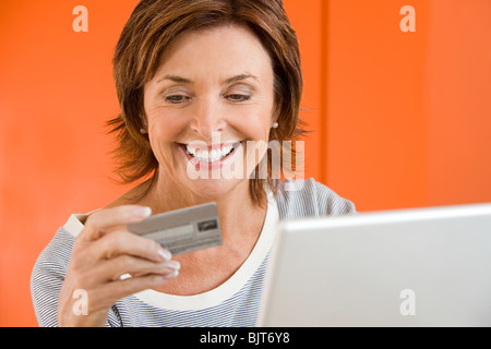 Una donna acquisto online Foto Stock