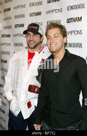 JOEY FATONE & LANCE BASS LA riservate e Gotham Magazine l'Apprendista a LOS ANGELES STATI UNITI D'AMERICA 26 Febbraio 2004 Foto Stock