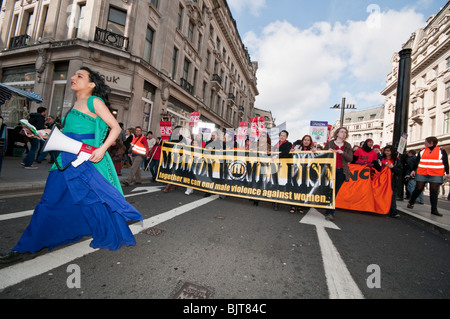 Il 'Million donne aumento" campagna e marzo attraverso il centro di Londra è stato progettato in modo da coincidere con la Giornata internazionale della donna". Foto Stock
