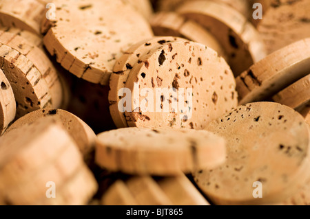 Primo piano dei dischi in sughero. Fabbrica di sughero S. Bras Alportel Algarve Portogallo. Raccolta manuale di materiale per la produzione di tappi di liquori di vino champagne Foto Stock