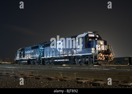 Una coppia di Florida East Coast Railway (FEC) motori sit in il CSX West Springfield, MA cantiere per tutta la notte Foto Stock