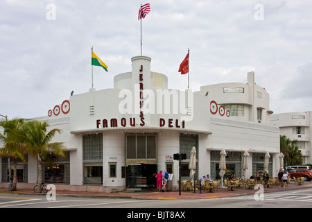 Il Henry Hohauser progettato 1940, nello stile art deco, Jerry il famoso Deli. Originariamente Hoffman caffetteria. Miami, Florida, Stati Uniti d'America. Foto Stock