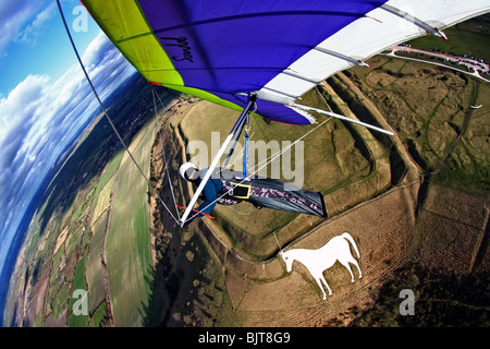 Deltaplano in volo colpo su westbury bianco Camp HorseBratton WILTSHIRE REGNO UNITO Foto Stock