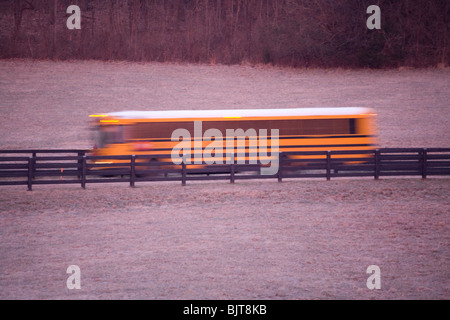 Scuola bus al mattino presto una fermata a prelevare gli studenti di Franklin, Tennessee Foto Stock