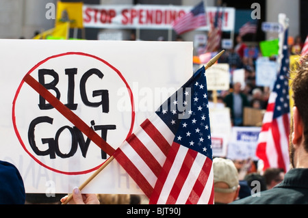 Bandierine americane, insegne e striscioni sono visualizzati da un grande gruppo di persone al Tea Party Rally in Olympia, Washington, Stati Uniti d'America. Foto Stock