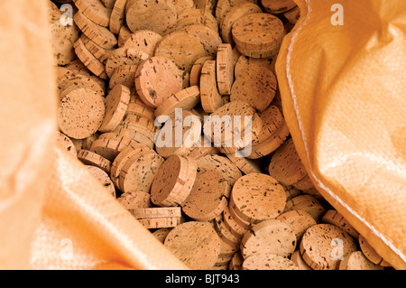 Primo piano dei dischi in sughero. Fabbrica di sughero S. Bras Alportel Algarve Portogallo. Raccolta manuale di materiale per la produzione di tappi di liquori di vino champagne Foto Stock