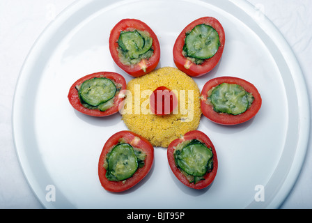 Torta di pesce con pomodori ripieni con zucchine Foto Stock