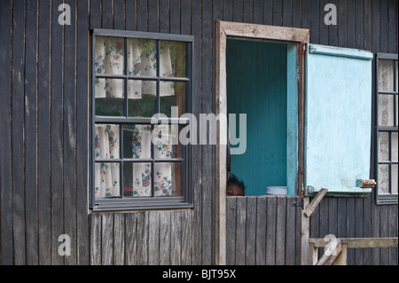 Casa a TeTe Chemin con la donna Millet Sentiero Natura Santa Lucia Windward Islands West Indies Caraibi America Centrale Foto Stock