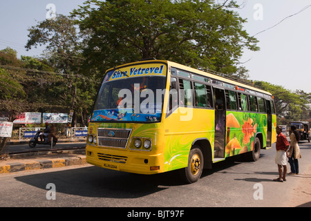 India Kerala, Palakkad, trasporti su strada decorato in maniera colorata privatamente bus azionato Foto Stock