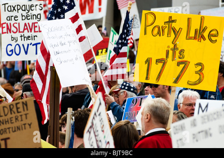 Una grande folla di persone si riuniscono sulla scalinata del Campidoglio di Washington Olympia per protestare contro le tasse in un Tea Party Rally. Foto Stock