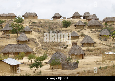 Fango e paglia alloggiamento sulla periferia di Porto Amboim. Kwanza Sul Provincia, Angola. L'Africa. © Zute Lightfoot Foto Stock