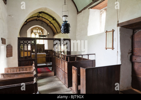 L interno della chiesa Culbone su Exmoor, W di Porlock, Somerset - si è detto di essere la più piccola chiesa parrocchiale in Inghilterra Foto Stock