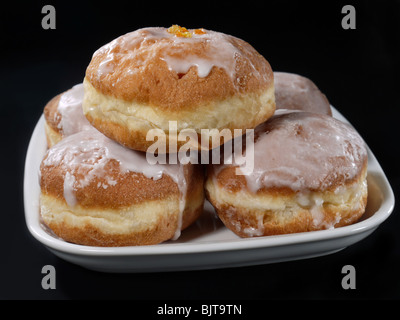 Ciambelle polacco di glassa su sfondo nero Foto Stock