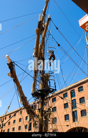 Giovane nel montante armamento di una nave a vela, zebù. Albert Dock, Liverpool, Merseyside England, Regno Unito Foto Stock