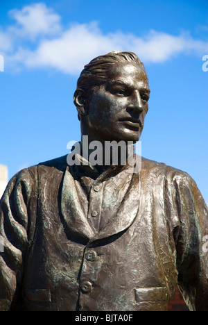 Gli emigranti. Una scultura da Tony Siebenthaler. Pier Head, Liverpool, in Inghilterra, Regno Unito Foto Stock