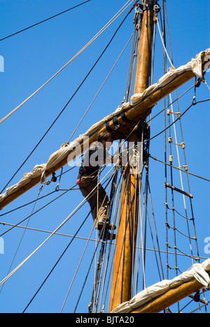 Giovane nel montante armamento di una nave a vela, zebù. Albert Dock, Liverpool, Merseyside England, Regno Unito Foto Stock