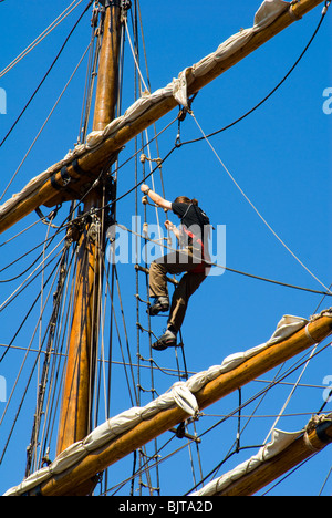 Giovane nel montante armamento di una nave a vela, zebù. Albert Dock, Liverpool, Merseyside England, Regno Unito Foto Stock