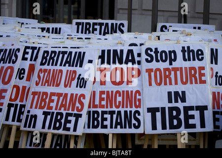 Una pila di pro Tibet cartelloni prima della libertà del Tibet marzo a Londra Foto Stock