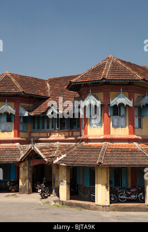 India Kerala, Palakkad, inglese Church Road, Nuovo Mansion, elegante e antica casa coloniale ora utilizzato come ufficio di magazzino Foto Stock