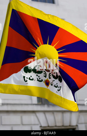 Un tibetano bandiera nazionale oscilla nel vento durante un Tibet libertà marzo protesta al di fuori dell'Ambasciata cinese a Londra Foto Stock