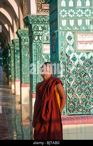 Giovane monaco buddista. Mandalay Hill. Myanmar Foto Stock