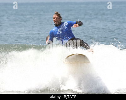 DAVID CHOKACHI PROGETTO SALVARE IL NOSTRO SURF 1ST annuale SURFATHON CELEBRITÀ CONCORSO SURF SANTA MONICA LOS ANGELES CA USA 05 Aprile Foto Stock