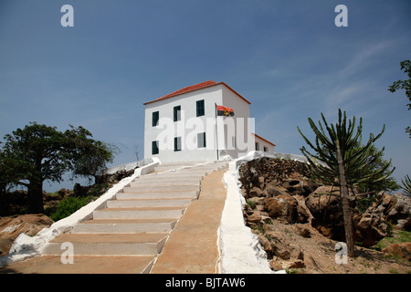 Il dipinto di bianco di cappella del museo Slave si erge di fronte all' isola di Mussulo. Luanda, Angola. L'Africa. © Zute Lightfoot Foto Stock