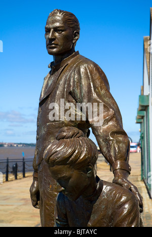 Gli emigranti. Una scultura da Tony Siebenthaler. Pier Head, Liverpool, in Inghilterra, Regno Unito Foto Stock