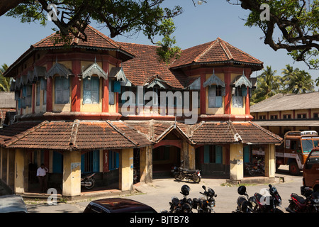 India Kerala, Palakkad, inglese Church Road, Nuovo Mansion, elegante e antica casa coloniale ora utilizzato come ufficio di magazzino Foto Stock