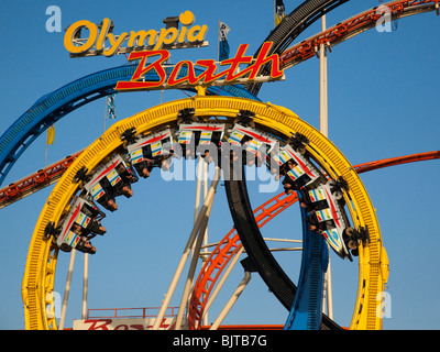 Roller Coaster ride con looping, Oktoberfest Monaco di Baviera, Germania, Europa Foto Stock