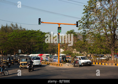 India Kerala, Palakkad, veicoli in attesa al momento indicare semaforo Foto Stock