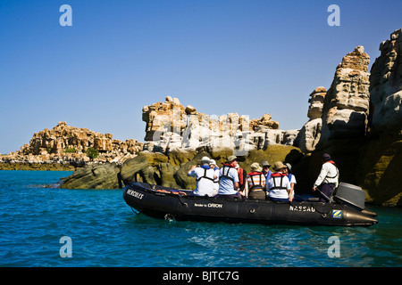 Gli ospiti dalla Aussie expedition cruiser approccio Orion Bigge isola durante una crociera lungo la costa di Kimberley Foto Stock