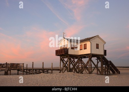 Tipica casa al mare su palafitte, San Pietro Ording, Germania Foto Stock